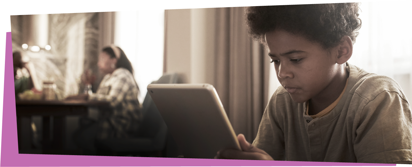 criança jogando em tablet