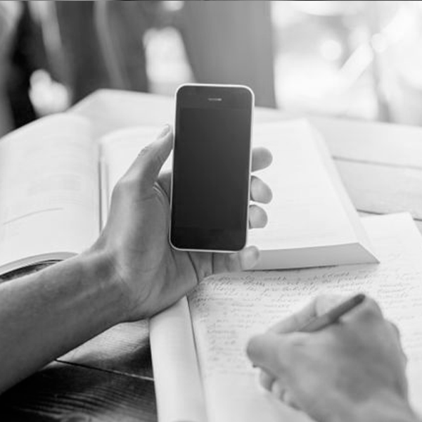 jovem usando celular na escola