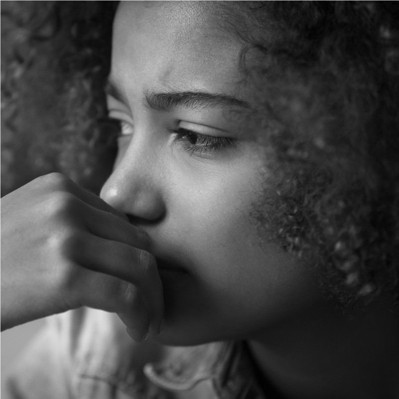 menina reflexiva sobre autolesão