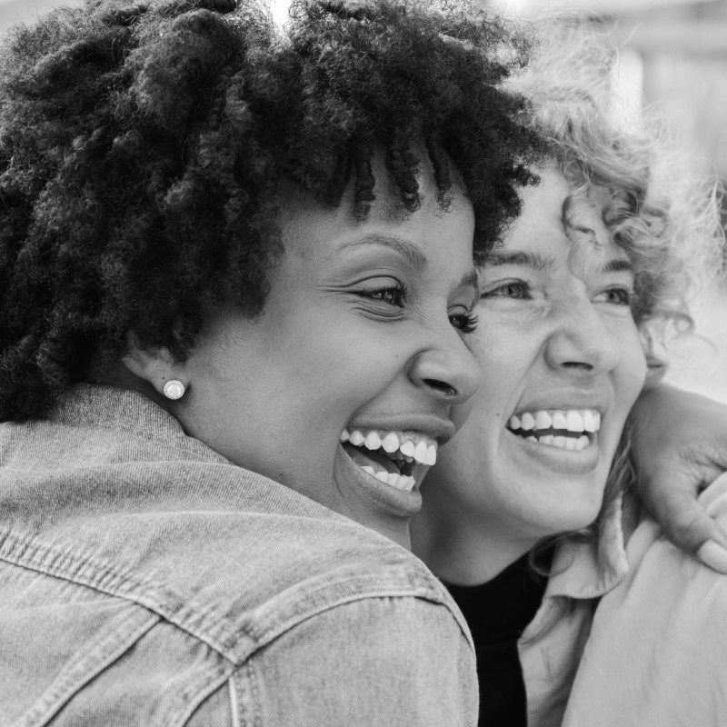 mulheres se abraçando e fortalecendo a saúde social